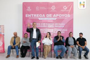 El director de Desarrollo Social, acompañado de la secretaria del Bienestar en Michoacán, Andrea Janet Serna Hernández, realizó la entrega de apoyos a mujeres con cáncer de mama y/o cervicouterino invasor y del programa de familias cuidadoras de niñas y niños con cáncer
