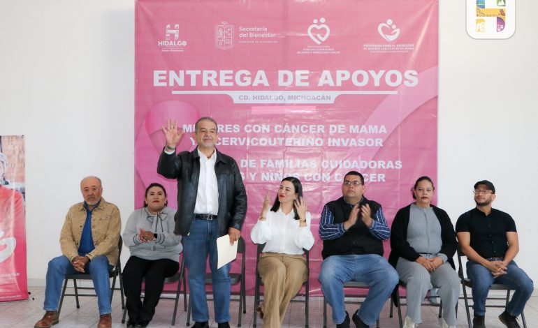 El director de Desarrollo Social, acompañado de la secretaria del Bienestar en Michoacán, Andrea Janet Serna Hernández, realizó la entrega de apoyos a mujeres con cáncer de mama y/o cervicouterino invasor y del programa de familias cuidadoras de niñas y niños con cáncer