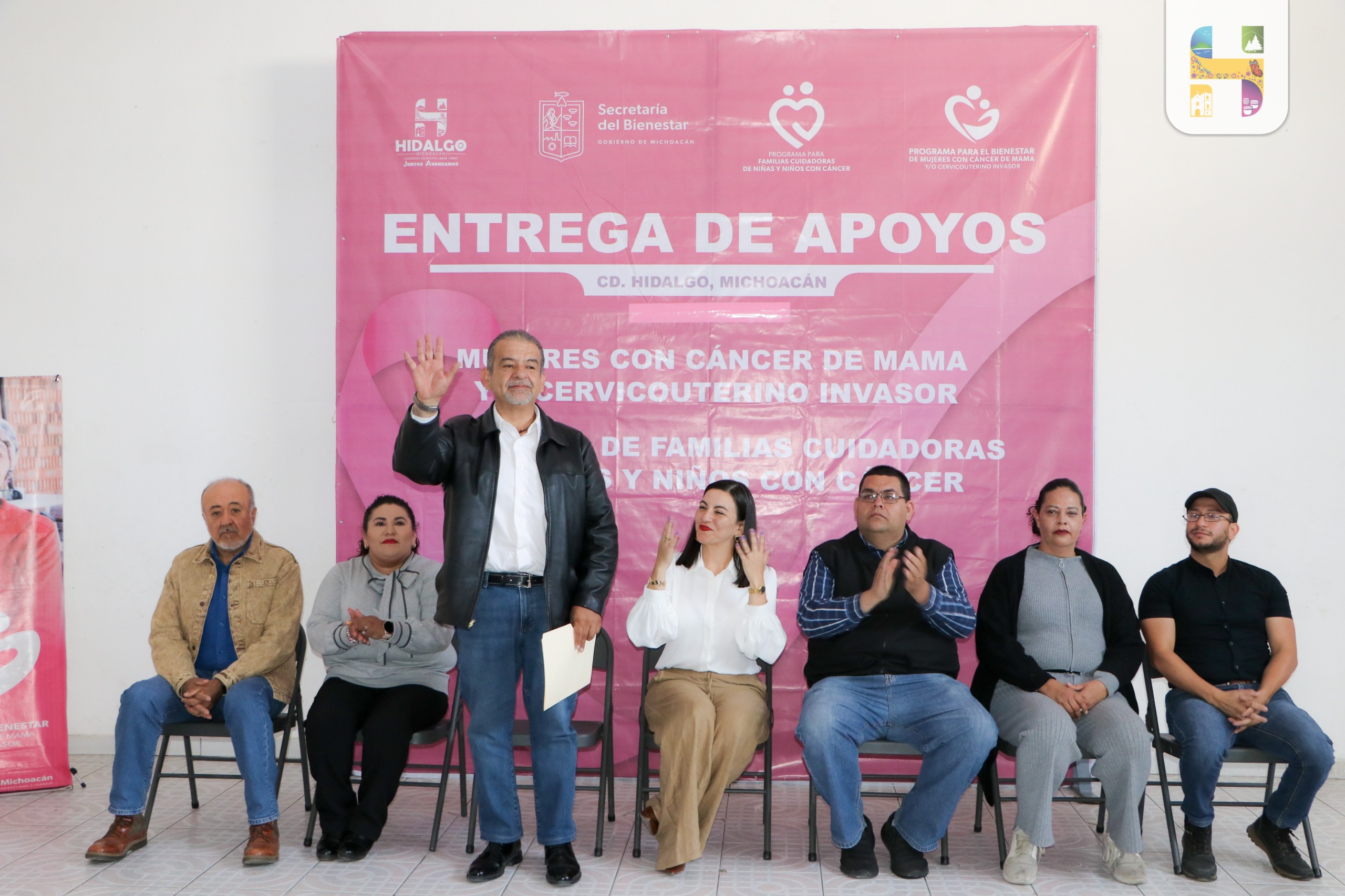 El director de Desarrollo Social, acompañado de la secretaria del Bienestar en Michoacán, Andrea Janet Serna Hernández, realizó la entrega de apoyos a mujeres con cáncer de mama y/o cervicouterino invasor y del programa de familias cuidadoras de niñas y niños con cáncer