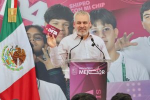 Bedolla entrega tarjetas SIM y chips de D4TA, datos gratis a estudiantes del Tec de Huetamo