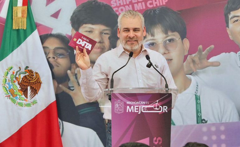 Bedolla entrega tarjetas SIM y chips de D4TA, datos gratis a estudiantes del Tec de Huetamo