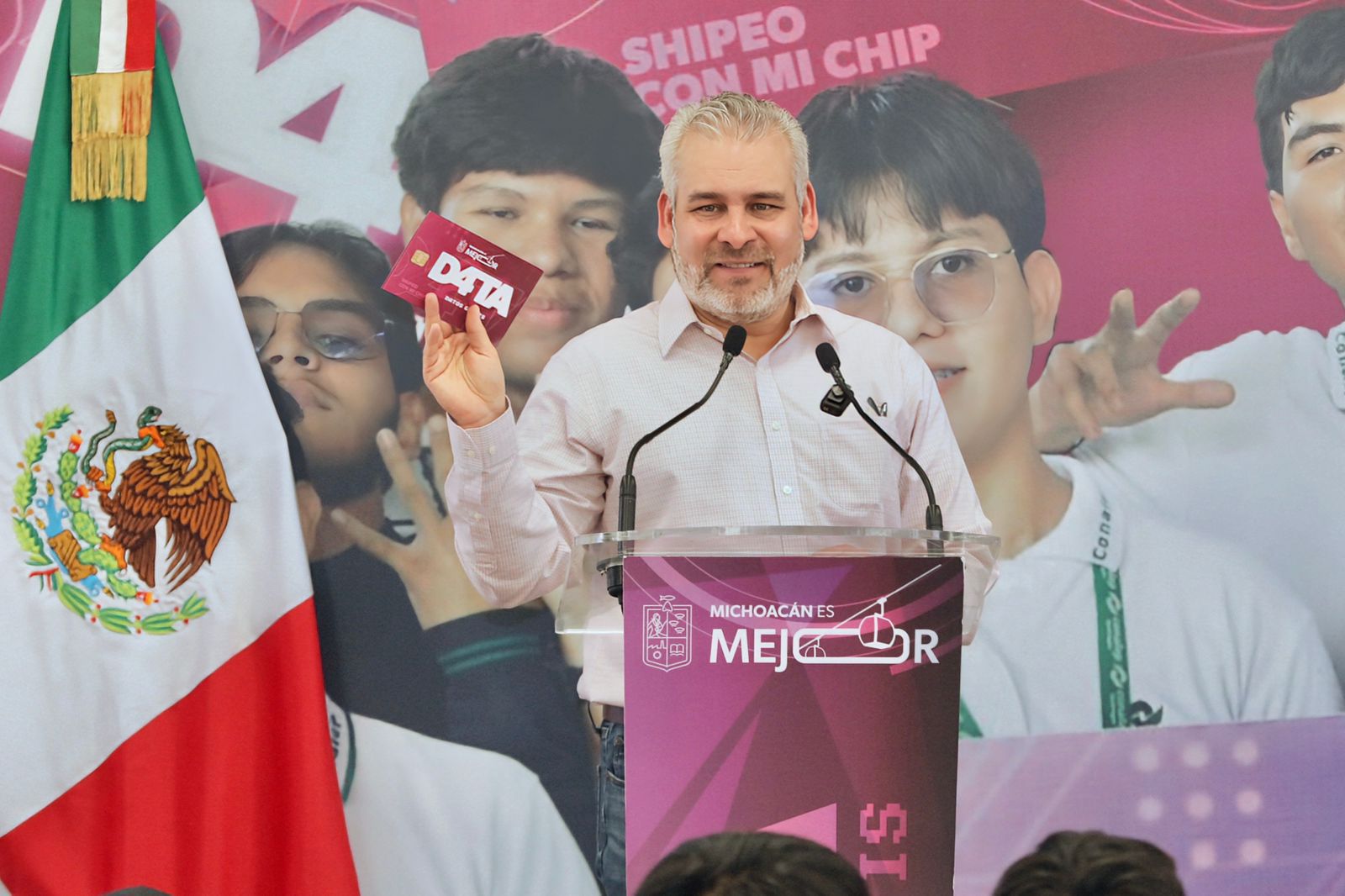 Bedolla entrega tarjetas SIM y chips de D4TA, datos gratis a estudiantes del Tec de Huetamo