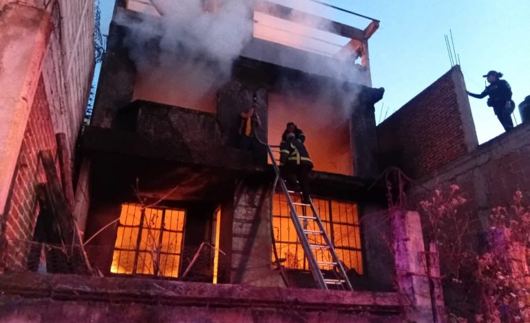 Personal de bomberos atendió el incendio de un domicilio en la colonia Las Palmas en Zitácuaro