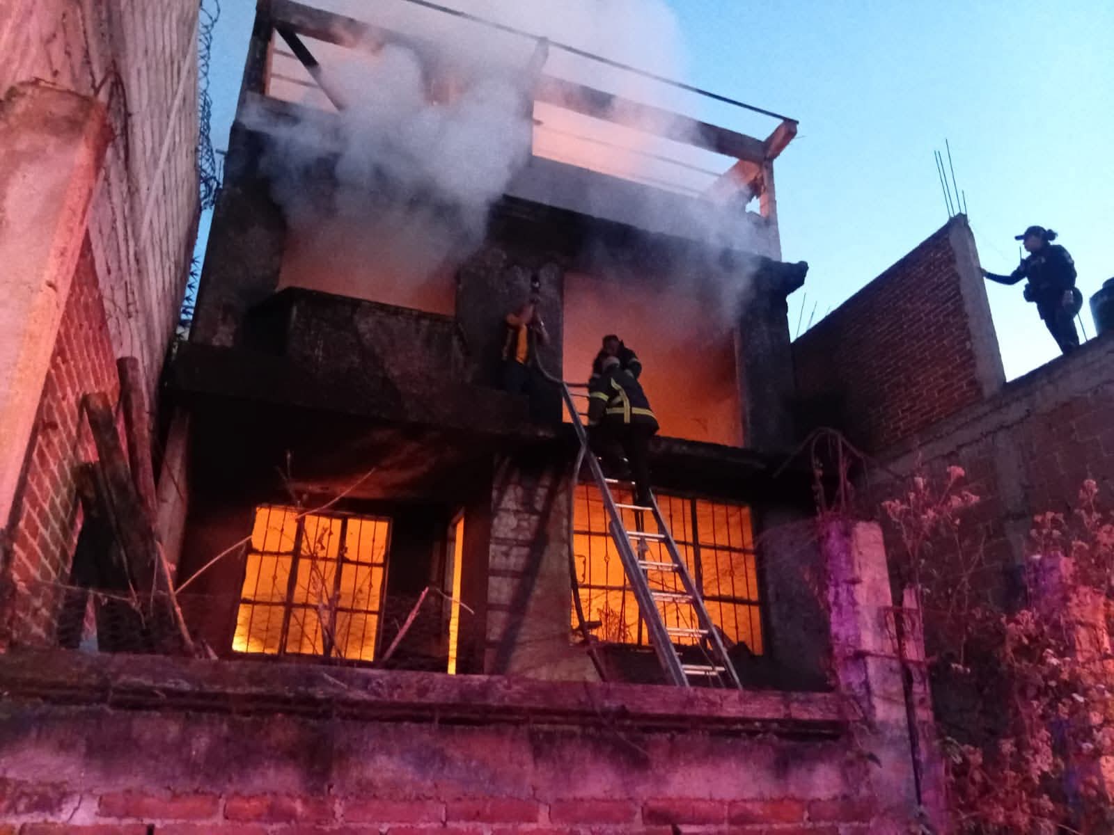 Personal de bomberos atendió el incendio de un domicilio en la colonia Las Palmas en Zitácuaro