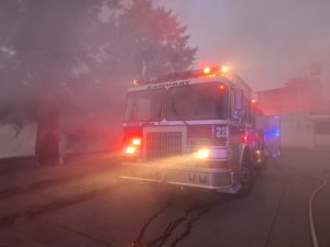 Incendio consume vivienda en la colonia Lázaro Cárdenas de Zitácuaro; evacúan a familia