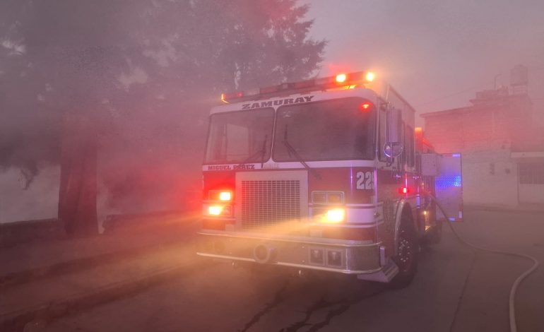 Incendio consume vivienda en la colonia Lázaro Cárdenas de Zitácuaro; evacúan a familia