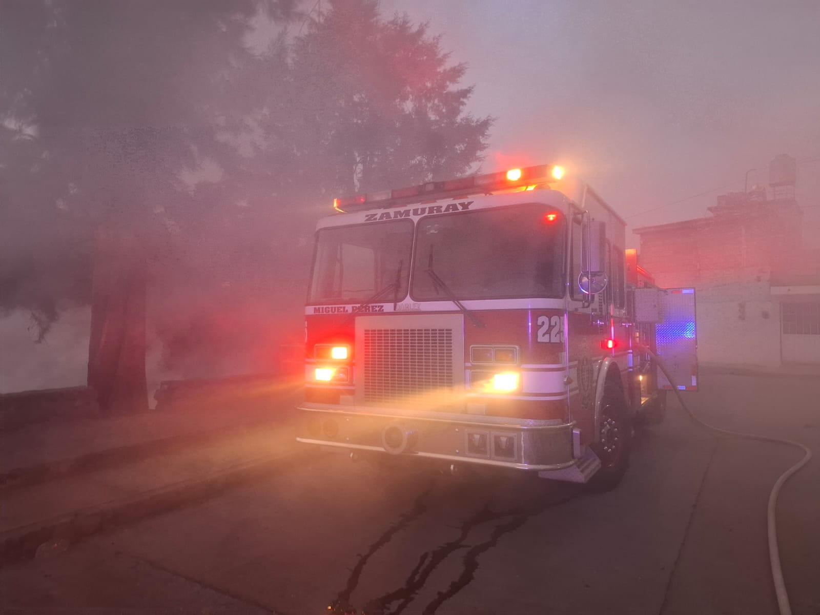 Incendio consume vivienda en la colonia Lázaro Cárdenas de Zitácuaro; evacúan a familia