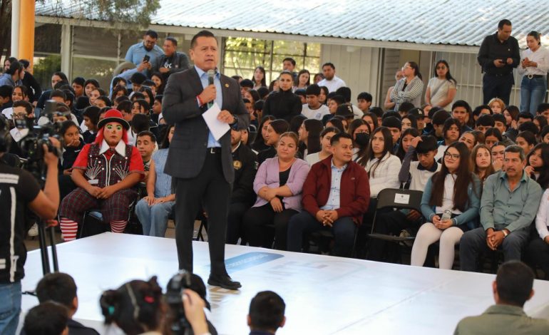 Carlos Torres Piña invita a las y los jóvenes a reconectar con su familia y comunidad en Angamacutiro