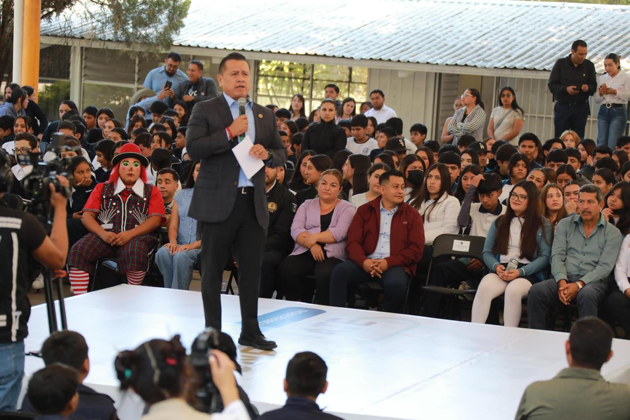 Carlos Torres Piña invita a las y los jóvenes a reconectar con su familia y comunidad en Angamacutiro