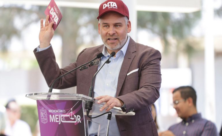 Bedolla inicia entrega de chips y tarjetas SIM de D4TA, datos gratis a 107 mil estudiantes