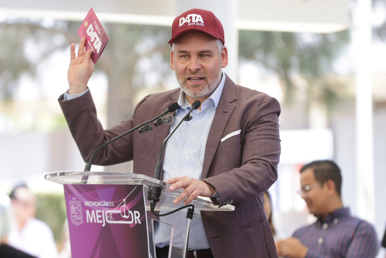 Bedolla inicia entrega de chips y tarjetas SIM de D4TA, datos gratis a 107 mil estudiantes