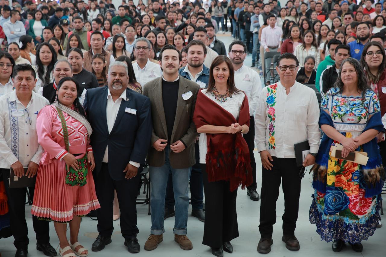 Gabriela Molina destraba títulos de la Normal Indígena en beneficio de 864 egresados de Cherán.