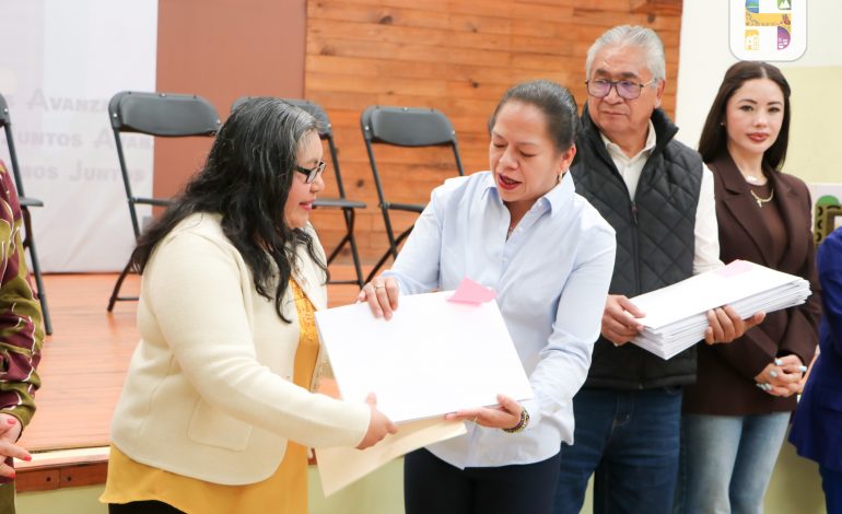 Ayuntamiento de Hidalgo entrega títulos de propiedad a 50 familias, garantizando certeza jurídica y patrimonio familiar