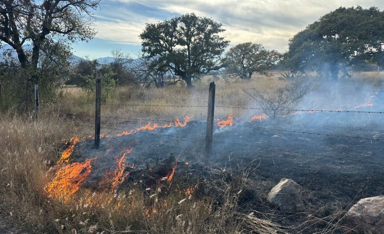 🔥 Incendio de pastizal controlado en el libramiento norte de Ciudad Hidalgo.