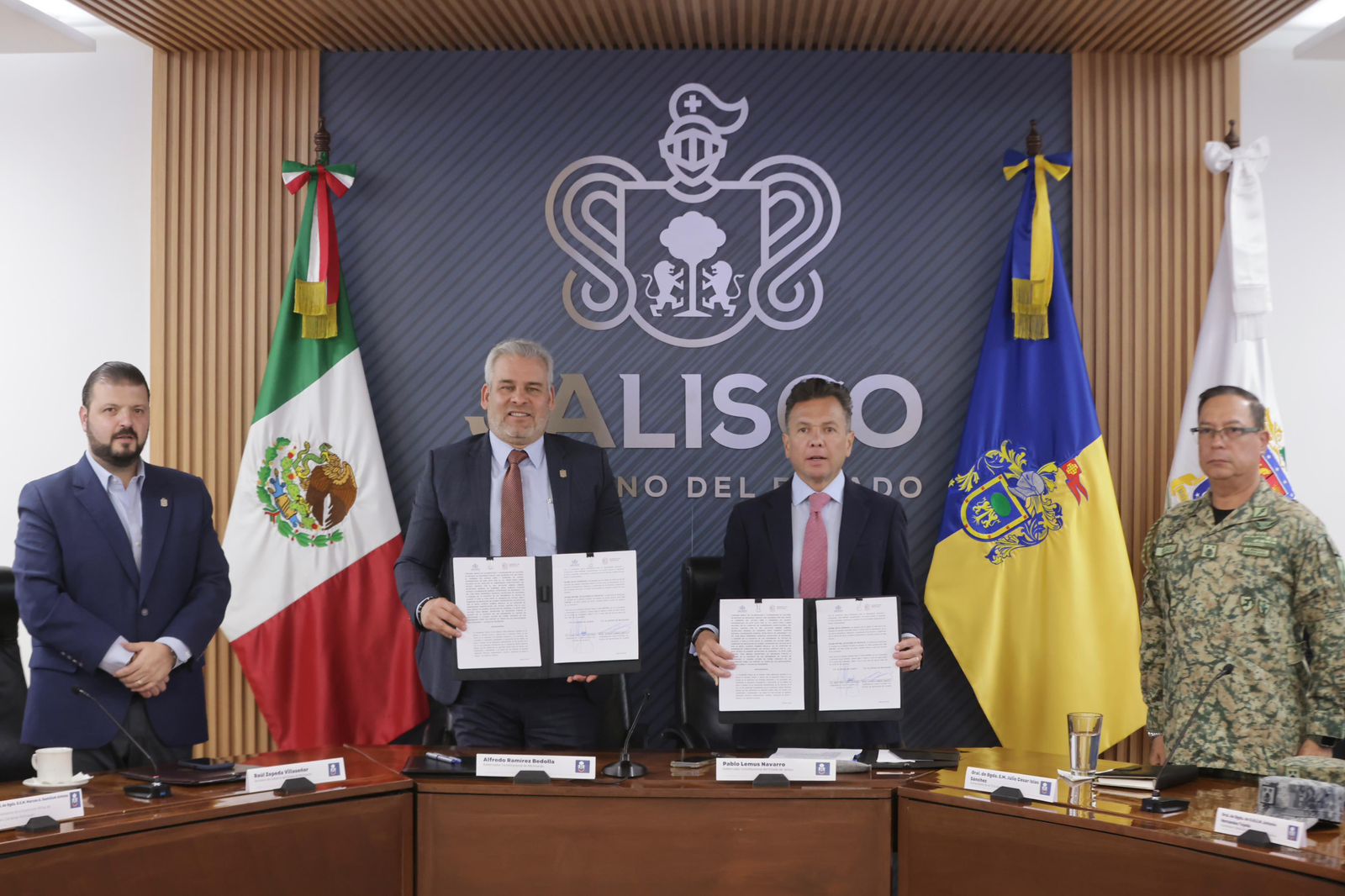 Acuerdan Michoacán y Jalisco reforzar la seguridad en municipios limítrofes.