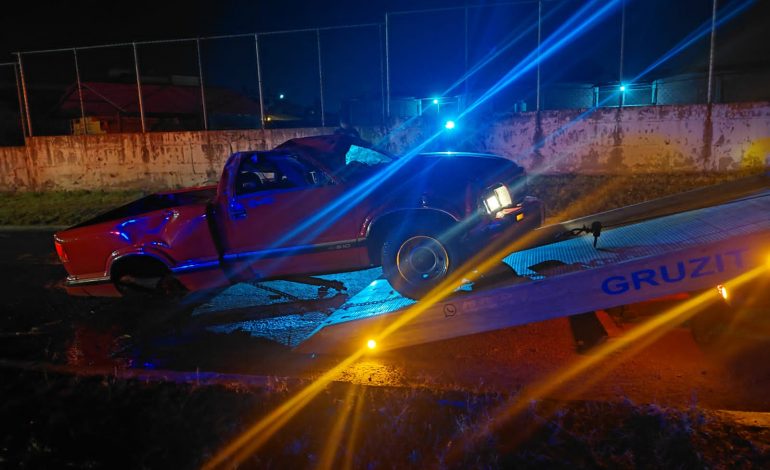 Volcadura en Circuito Sur deja a una persona sin vida y una mujer lesionada