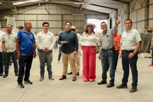 Fabiola Alanís visitó la zona de producción de arroz y mango en la tierra caliente.<br>