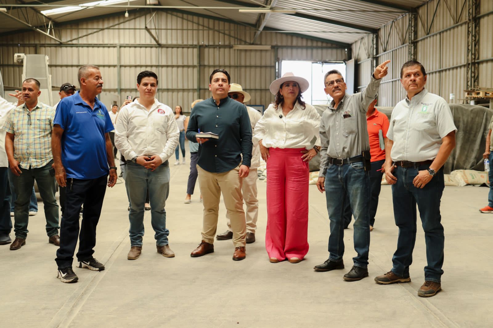 Fabiola Alanís visitó la zona de producción de arroz y mango en la tierra caliente.