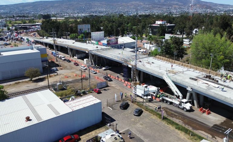 ¡No más espera en el tráfico! El paso vial de Policía y Tránsito tiene un 80 % de avance.