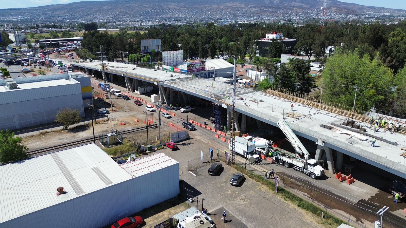 ¡No más espera en el tráfico! El paso vial de Policía y Tránsito tiene un 80 % de avance.