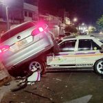 Dos lesionados tras choque entre taxi y vehículo particular en Uruapan