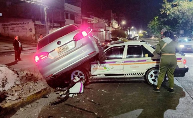 Dos lesionados tras choque entre taxi y vehículo particular en Uruapan