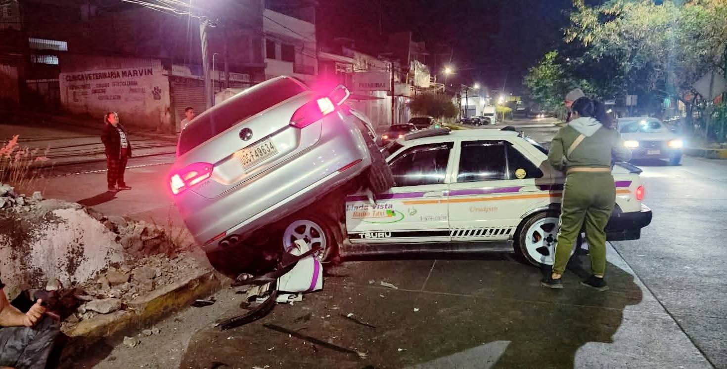 Dos lesionados tras choque entre taxi y vehículo particular en Uruapan