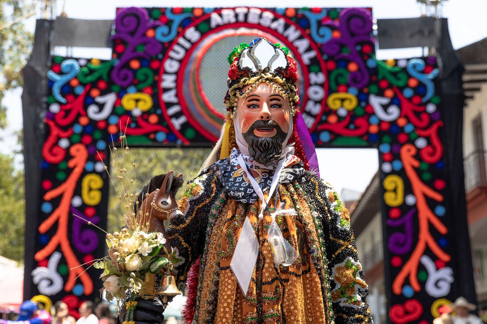 Música, color y tradición: Así se vivió el espectacular desfile del Tianguis Domingo de Ramos.
