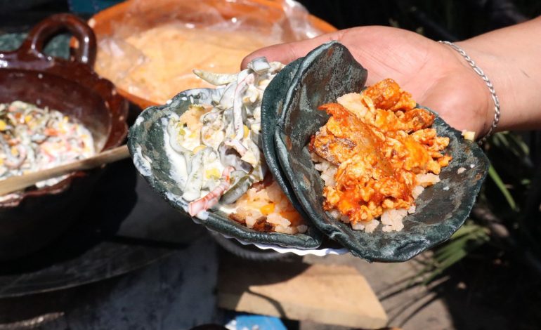 Cocineras tradicionales presentes en el Tianguis Artesanal de Domingo de Ramos.