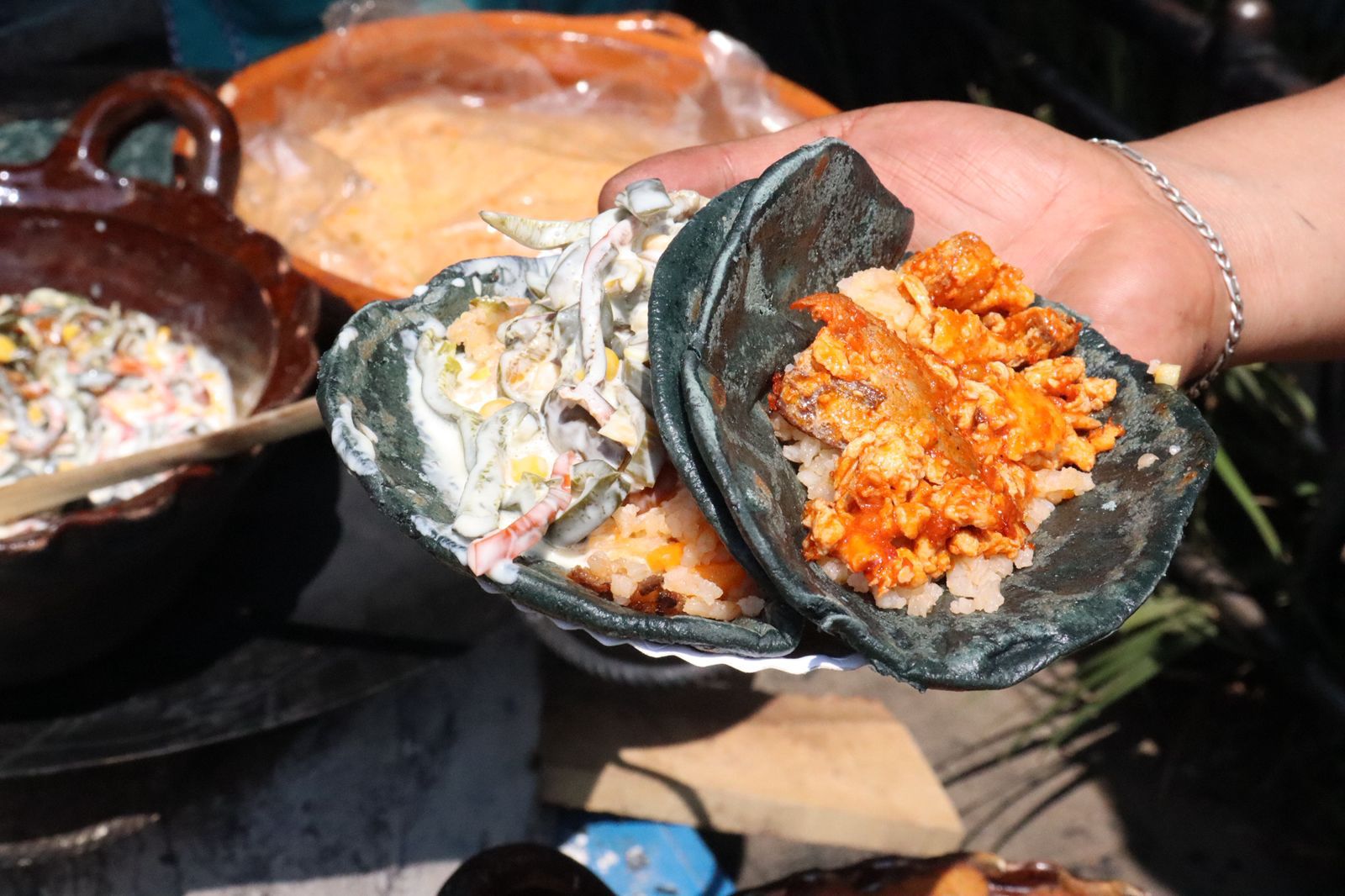 Cocineras tradicionales presentes en el Tianguis Artesanal de Domingo de Ramos.