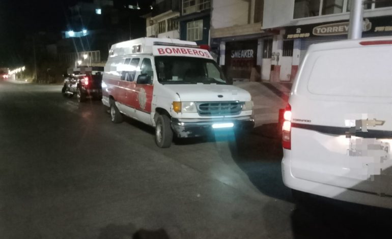 Accidente vehicular en Avenida Revolución Sur de Zitácuaro deja un lesionado leve.
