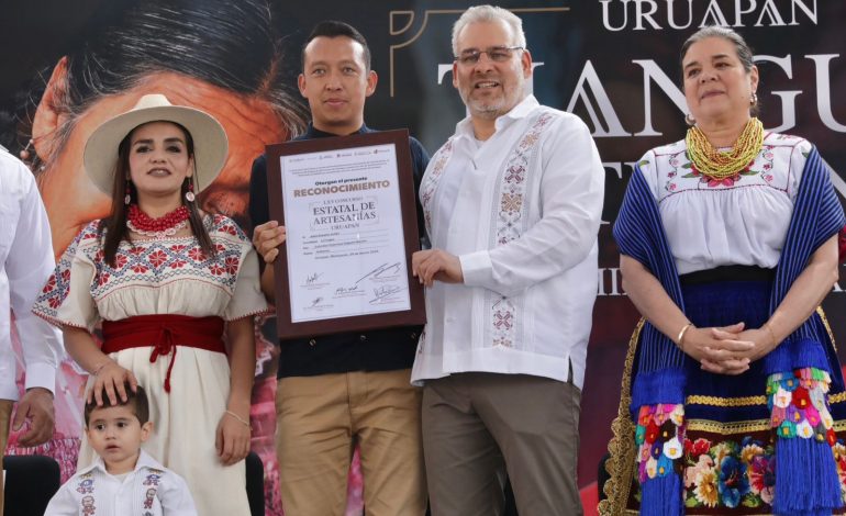 Premia Bedolla las mejores piezas del 65 Concurso Artesanal de Domingo de Ramos.