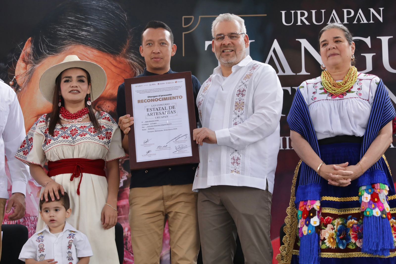 Premia Bedolla las mejores piezas del 65 Concurso Artesanal de Domingo de Ramos.