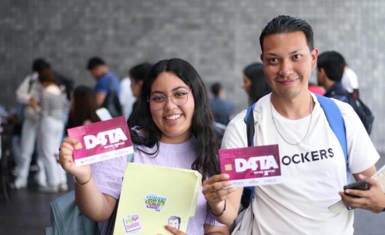 Continúa entrega de chips D4TA en escuelas y centros de distribución