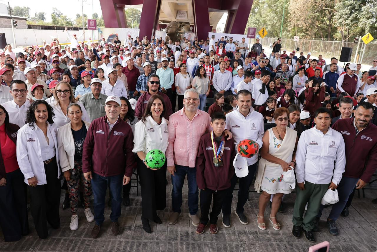 Arranca Bedolla en Uruapan entrega de material deportivo para más de 234 mil estudiantes