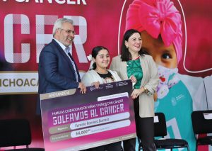 Garantiza Bedolla apoyo económico a 382 familias de niñas y niños con cáncer