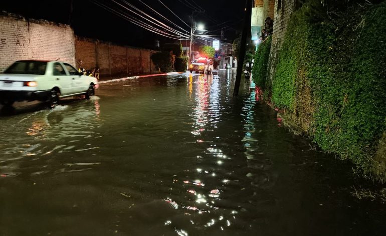 Tromba inusual inunda viviendas y calles en Zinapécuaro