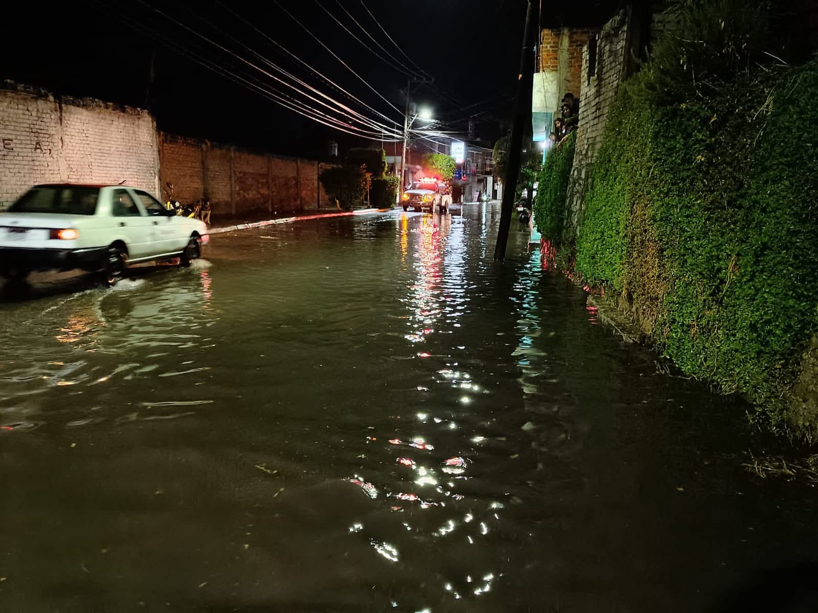 Tromba inusual inunda viviendas y calles en Zinapécuaro