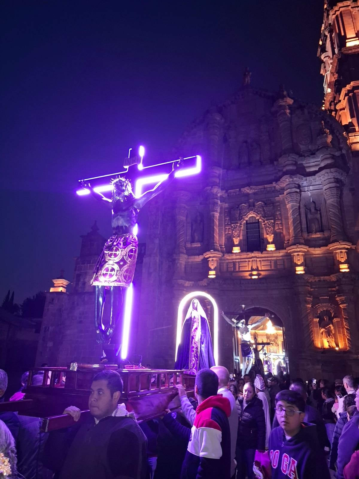 Fe y tradición se reunieron en la Procesión de los Cristos en Tlalpujahua