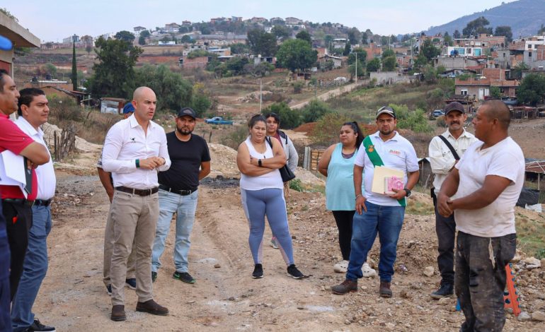 *Vecinos de El Durazno son atendidos por Adolfo Torres *