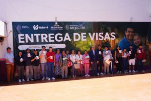 Semigrante entrega visas a estudiantes que competirán en mundial de robótica