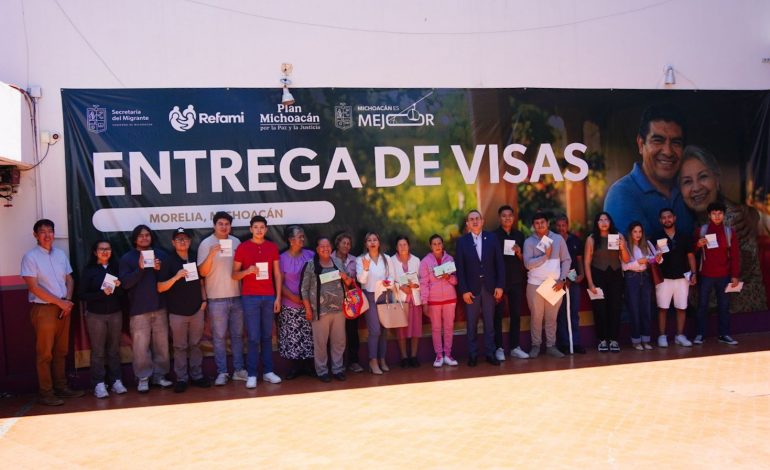 Semigrante entrega visas a estudiantes que competirán en mundial de robótica