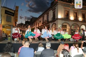 Se llevó a cabo en el Jardín Principal presentaciones culturales, con la participación de Grupos de Danza y Ballet Folclóricos de nuestra ciudad.