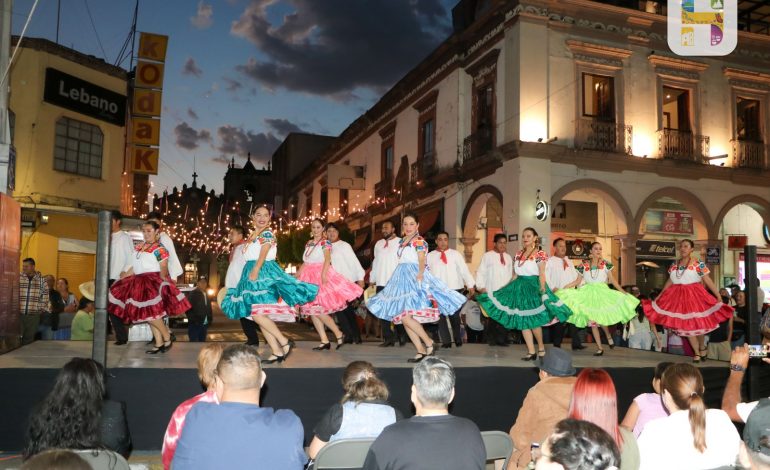 Se llevó a cabo en el Jardín Principal presentaciones culturales, con la participación de Grupos de Danza y Ballet Folclóricos de nuestra ciudad.