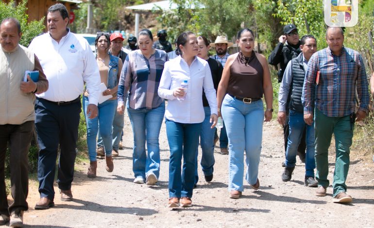 Jeovana Alcántar realizó una intensa gira de trabajo por la localidad de Mata de Pinos