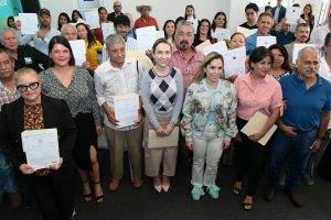 Sedeco fortalece negocios de Zitácuaro con la entrega de 40 registros de marca