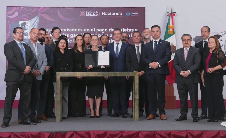 EL OBJETIVO ES APOYAR LA ECONOMÍA DE LAS FAMILIAS MEXICANAS: PRESIDENTA CLAUDIA SHEINBAUM FIRMA ACUERDO PARA REDUCIR COMISIONES EN PAGOS DE GASOLINA Y DIÉSEL CON TARJETAS Y VALES EN GASOLINERAS