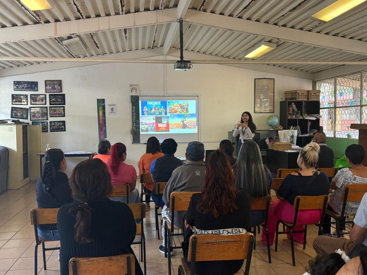 FGE promueve el uso responsable de redes sociales con madres y padres de familia en Morelia