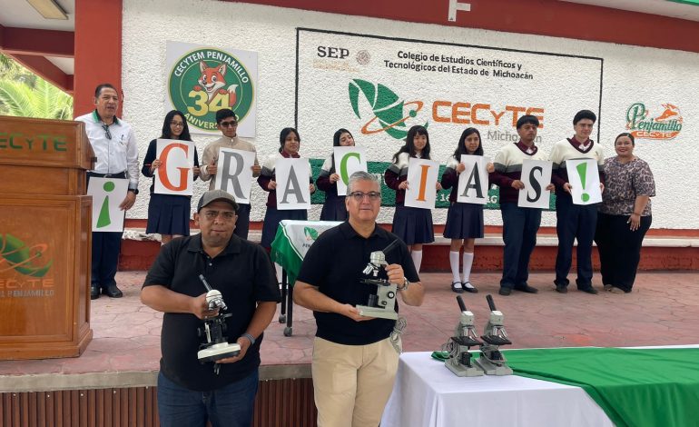 Estudiantes de Cecytem Penjamillo reciben donación de microscopios