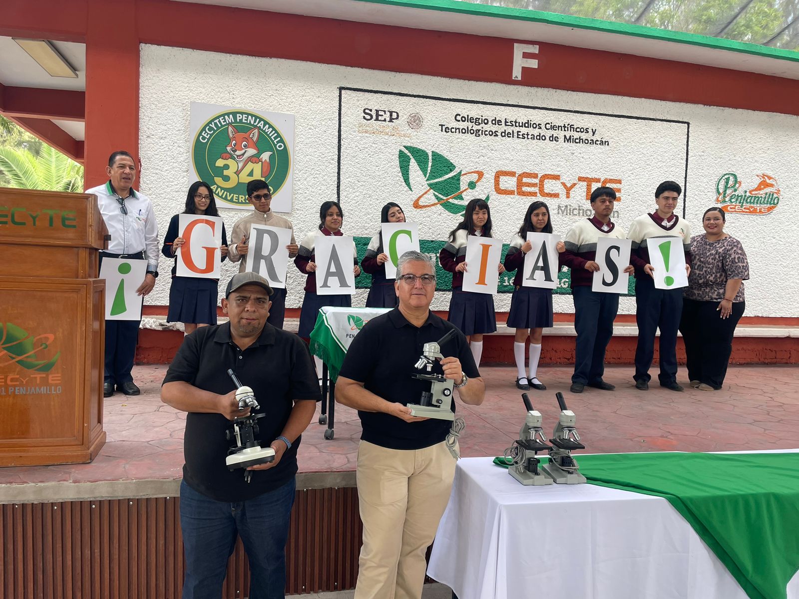 Estudiantes de Cecytem Penjamillo reciben donación de microscopios